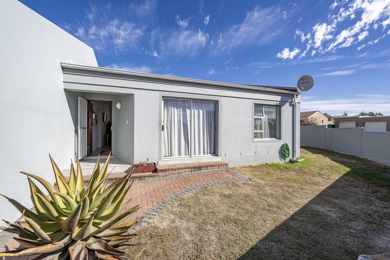 3 Bedroom Property for Sale in Uitzicht Western Cape